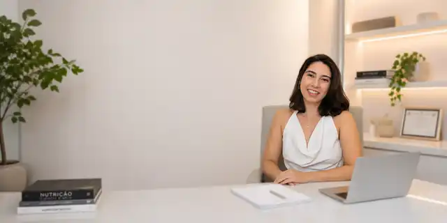 Laura Salvino, nutricionista, sorrindo em seu consultório na Asa Norte.