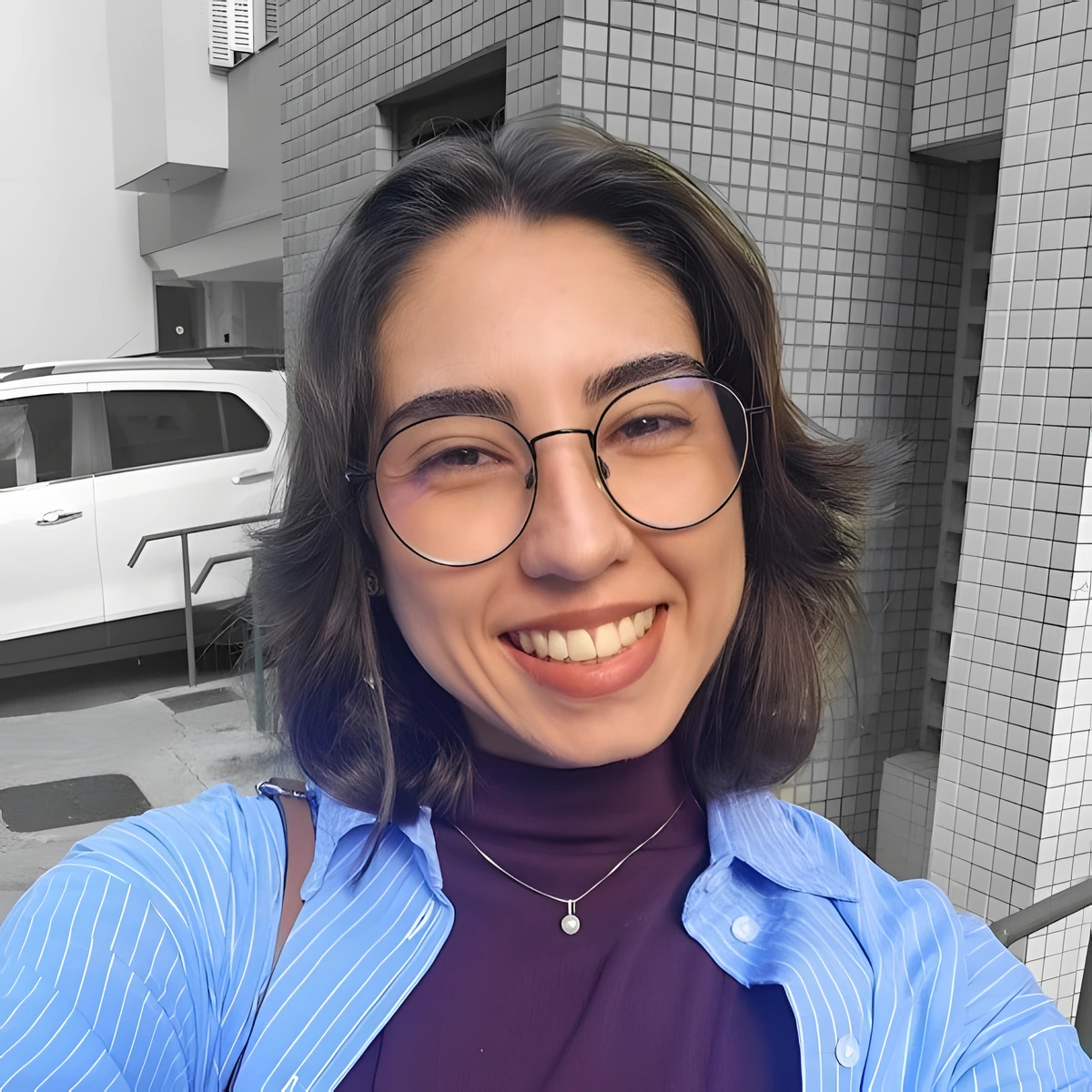 Laura Salvino em atendimento, à sua mesa de trabalho.